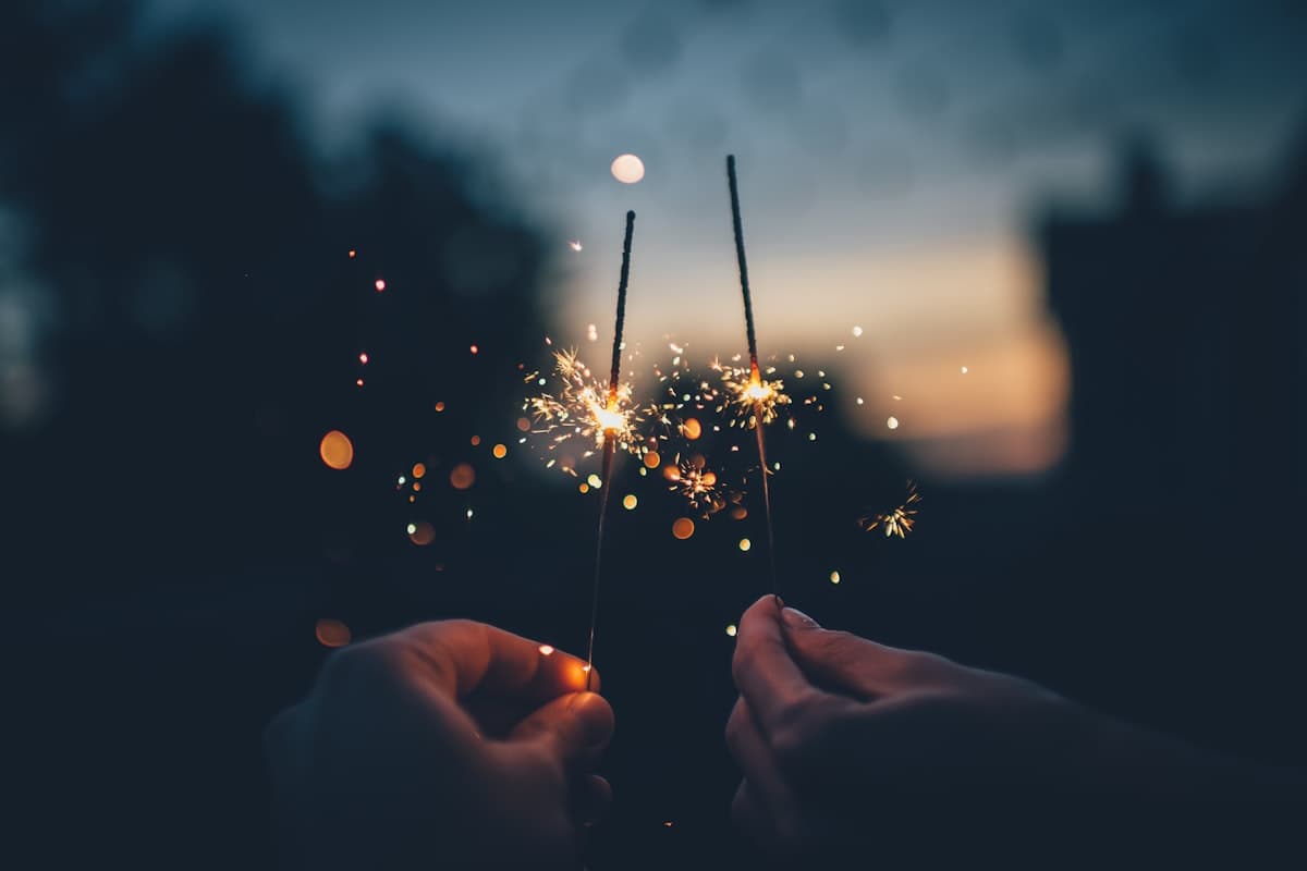Funkensprühende Effekte vor abendlichem Himmel