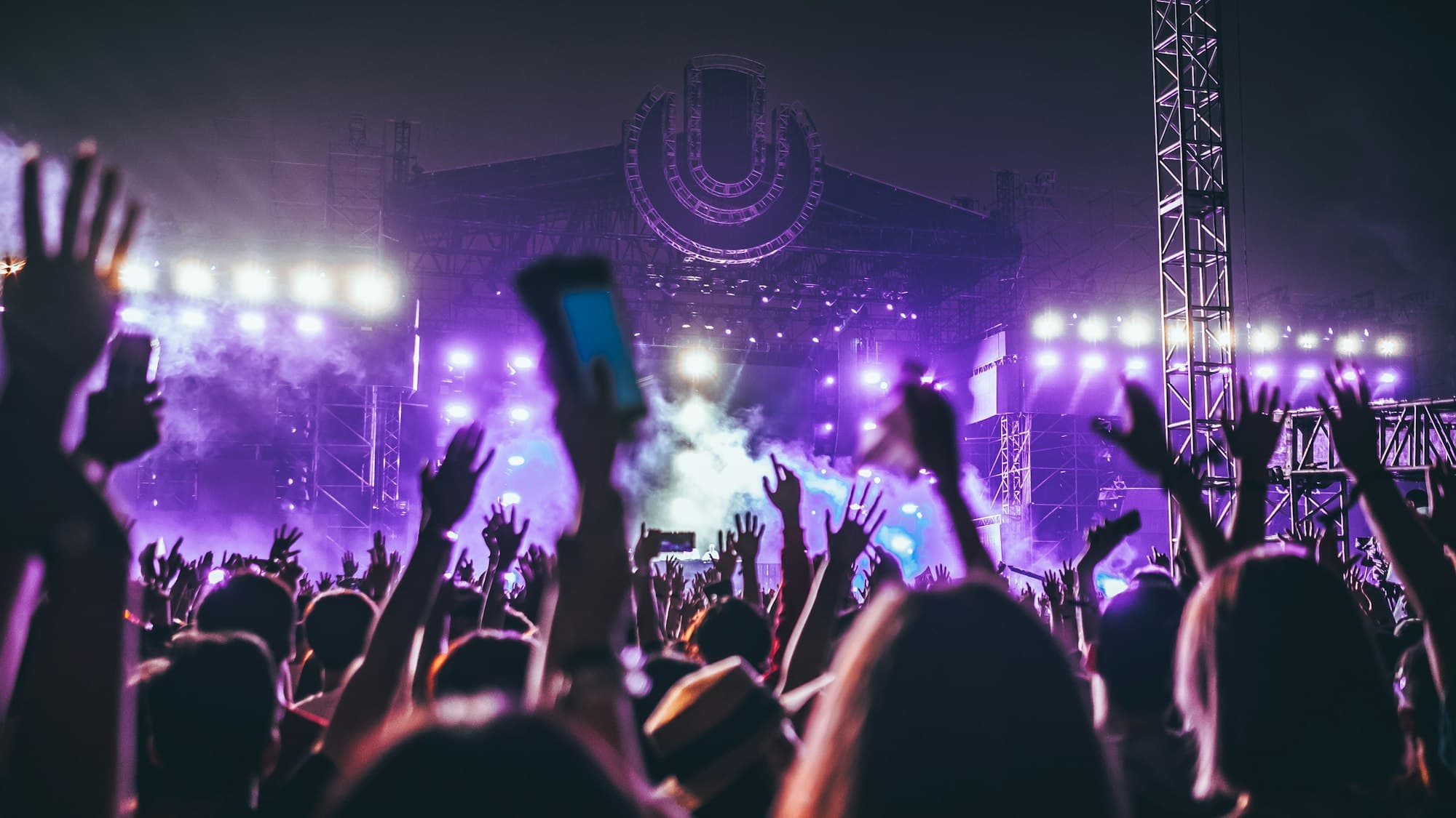 Große Festivalbühne mit Traversentürmen in violettem Licht
